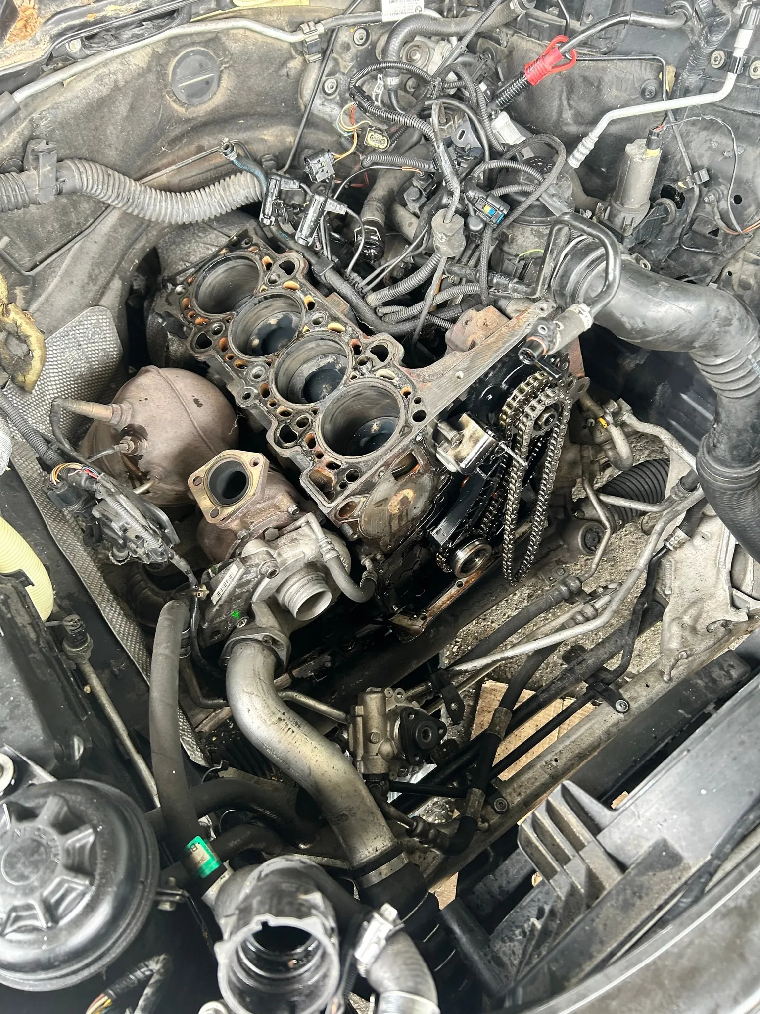Szétszedett motor felülről: levett hengerfej és vezérműlánc a felújítás közben