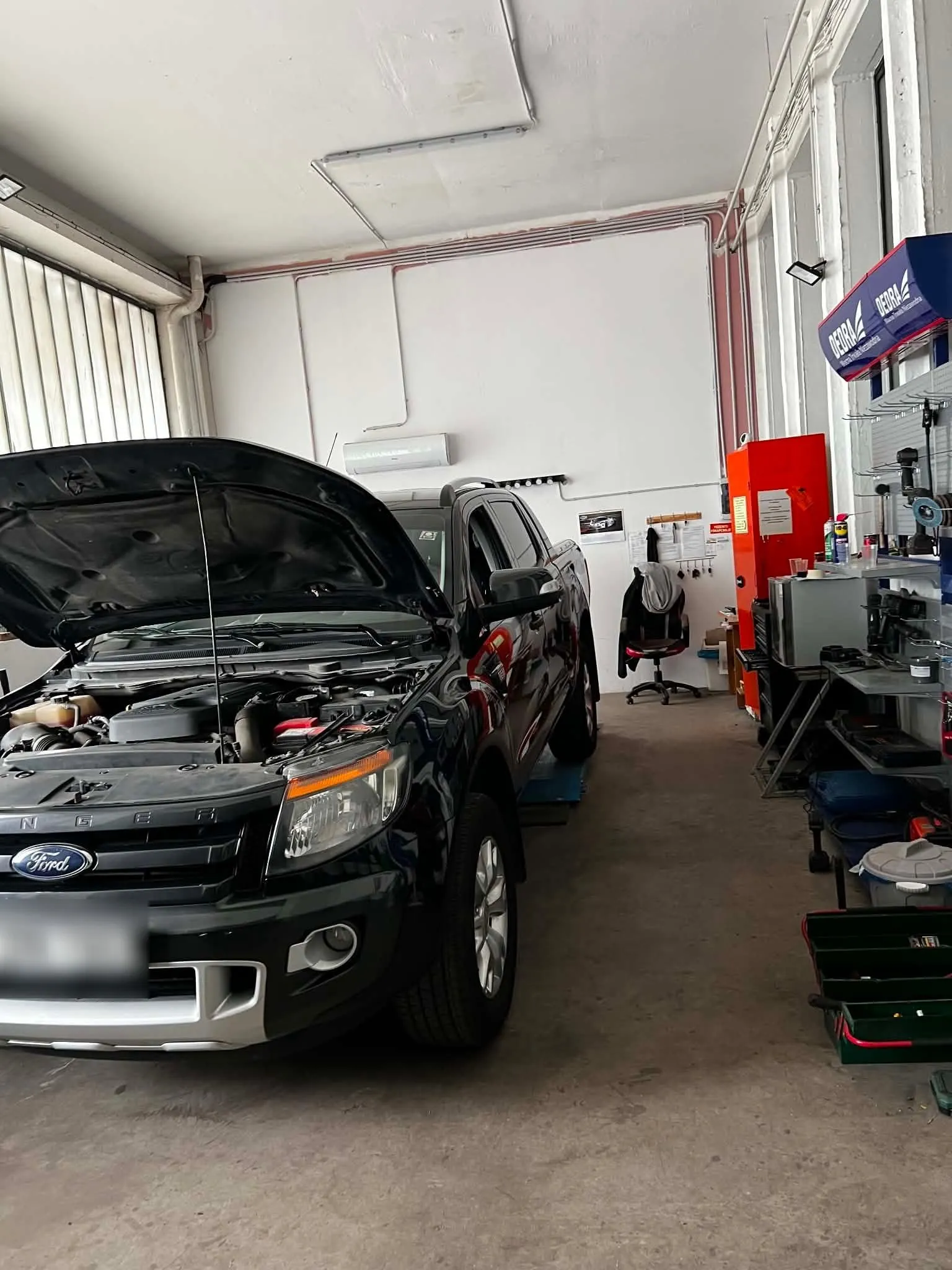 Ford Ranger nyitott motorháztetővel a JHS Pit Stop győri műhelyében