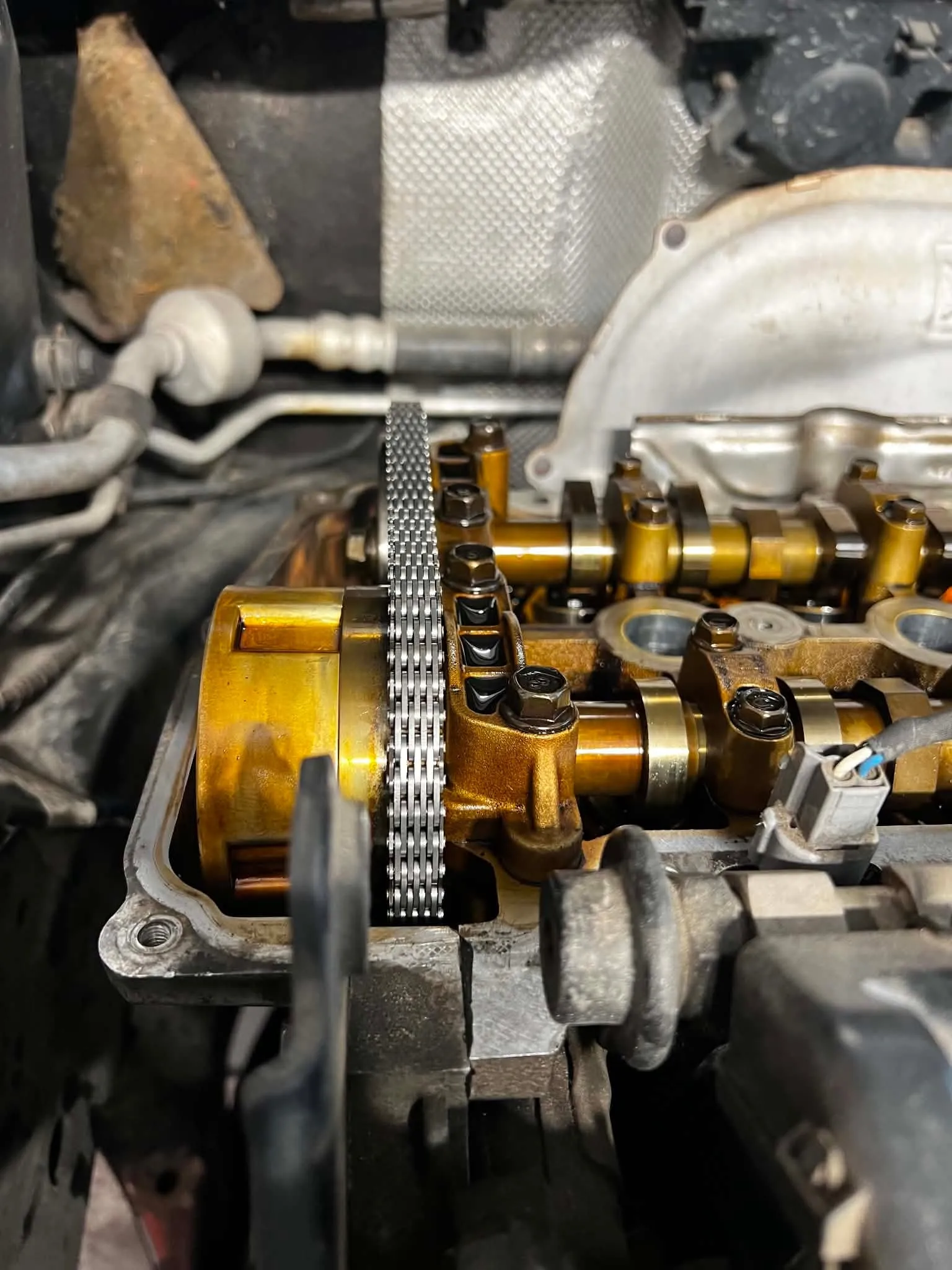 Vezérműlánc és vezérműtengelyek közelről egy megbontott motoron